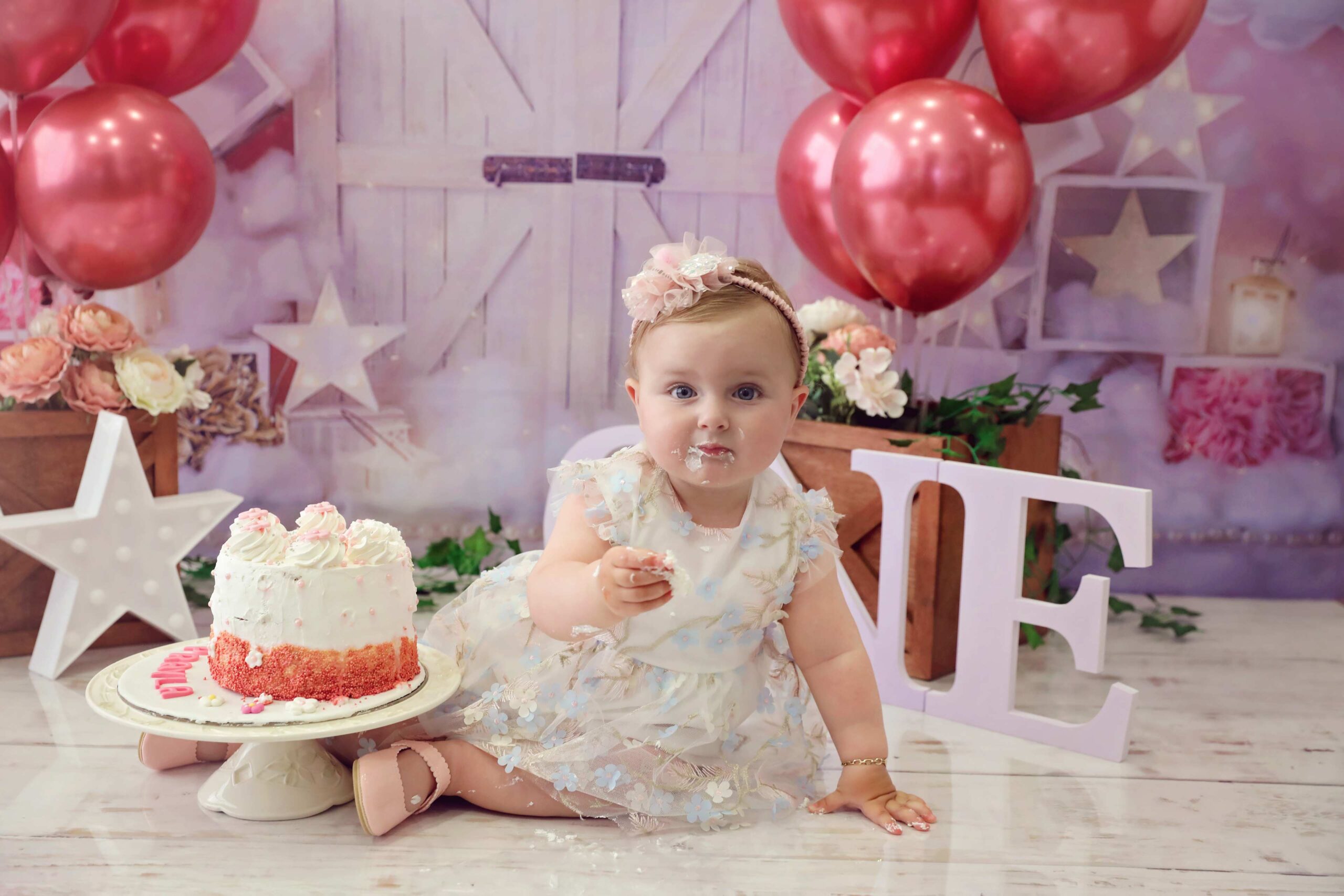φωτογραφία γενεθλίων απο Alexia's newborn cake smash photo