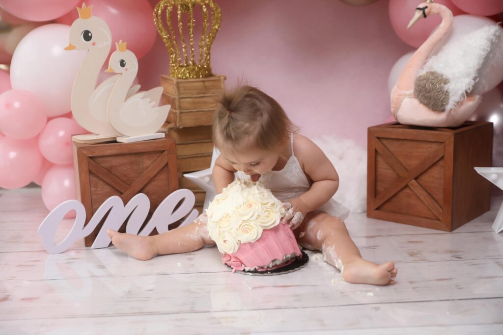 φωτογραφία γενεθλίων Alexia's newborn cake smash photo