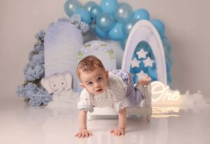 Αγοράκι μπουσουλάει μπροστά από την τούρτα του