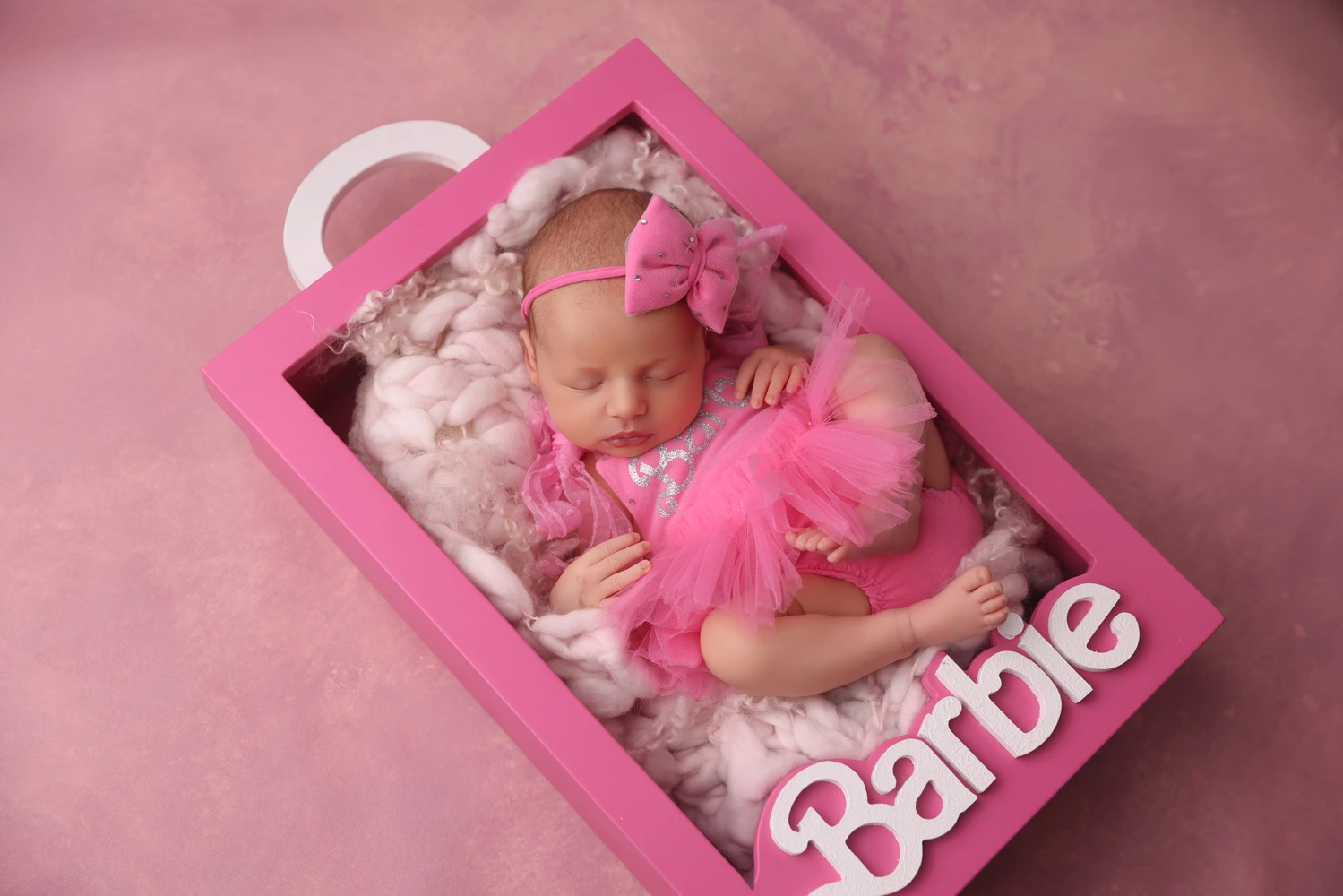Νεογέννητο μωρό σε κουτί barbie φωτογράφιση Alexia Newborn Photography